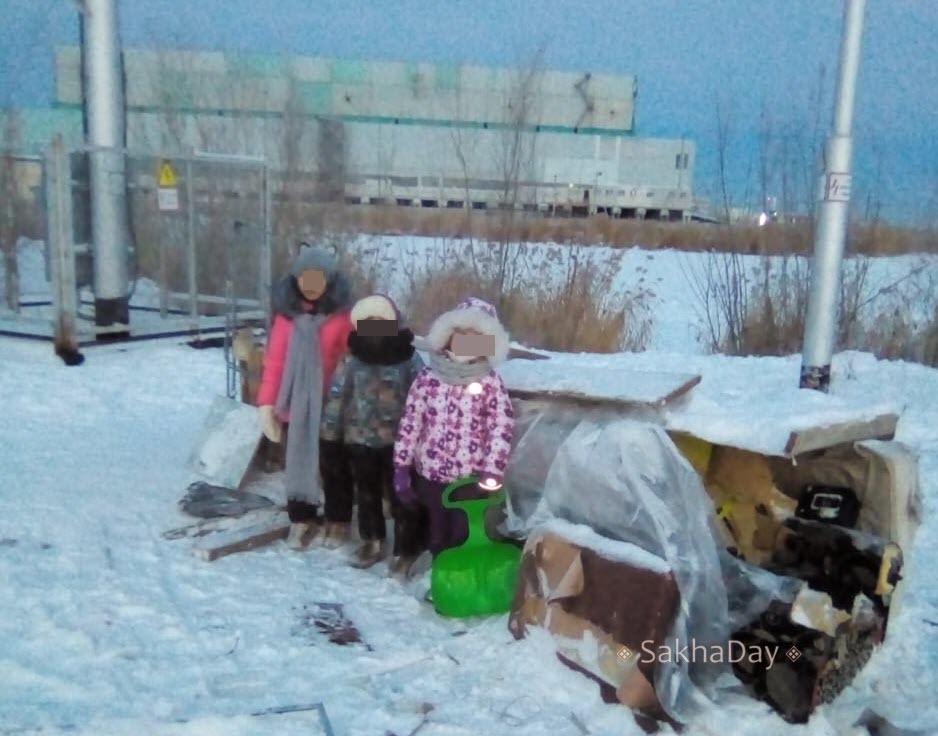 Фотофакт: На окраине Якутска дети из-за отсутствия площадки построили себе домик из хлама