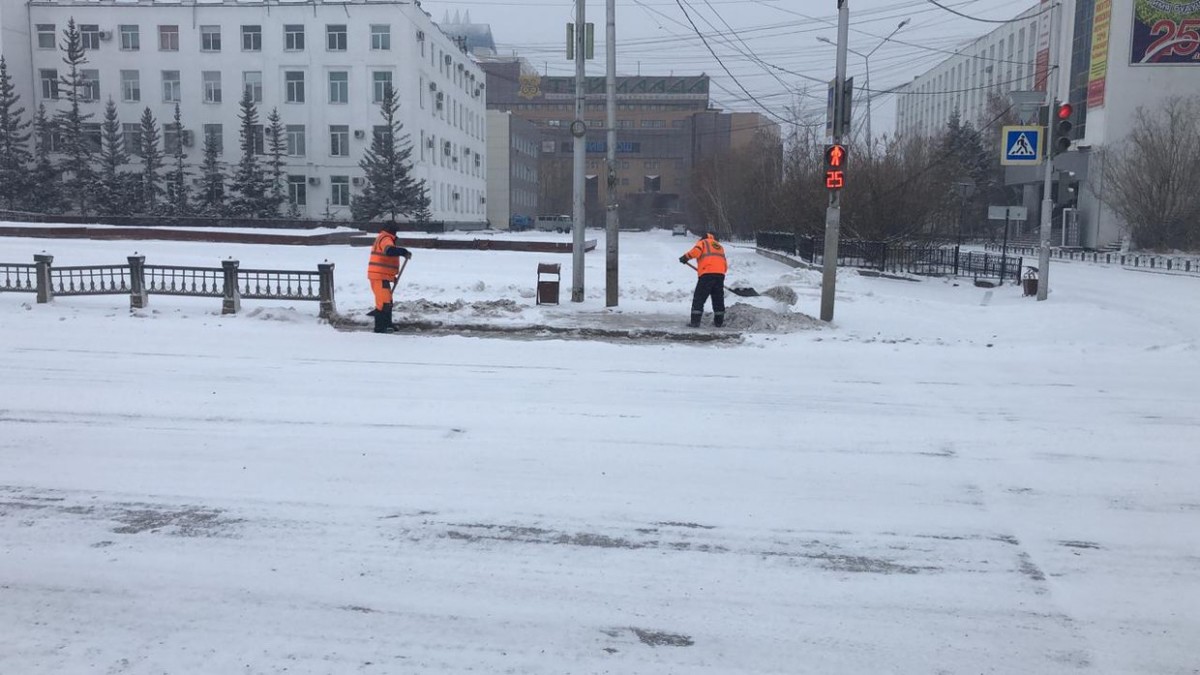 В Якутске убирают снег с улиц в круглосуточном режиме