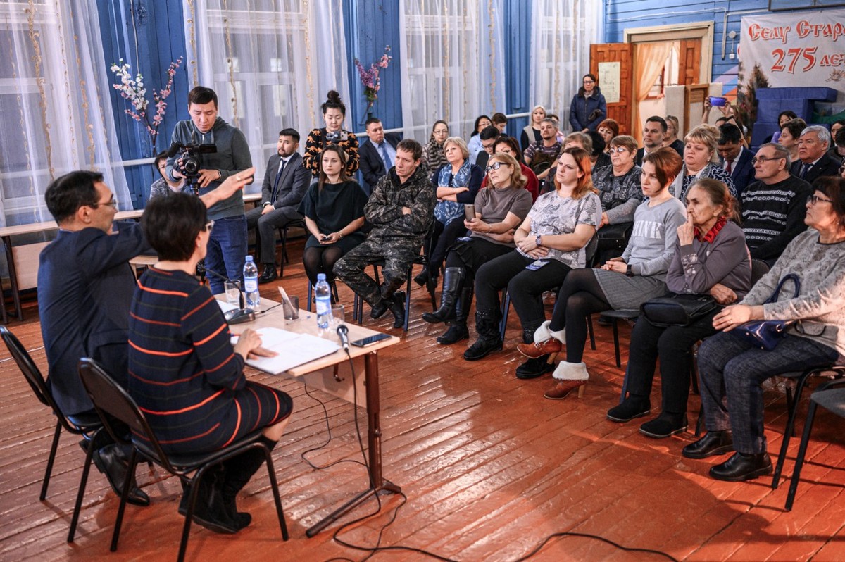 Глава Якутии с жителями Старой Табаги обсудил варианты строительства Ленского моста