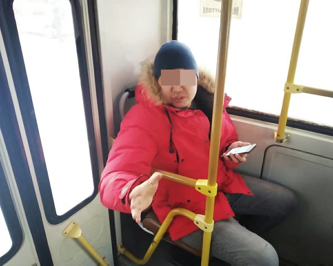 Пассажира в красной куртке, затеявшего скандал с водителем, мэр Якутска включила в комиссию по обследованию автобусов