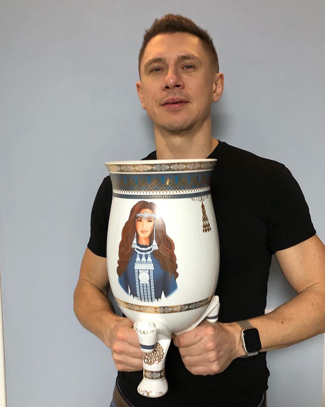 Фотофакт: Тимур Батрутдинов сфотографировался с чороном, на котором нарисована Ольга Бузова