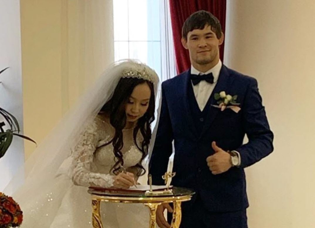 Сегодня справляют свадьбу спортсмен Виктор Рассадин и певица Юлиана