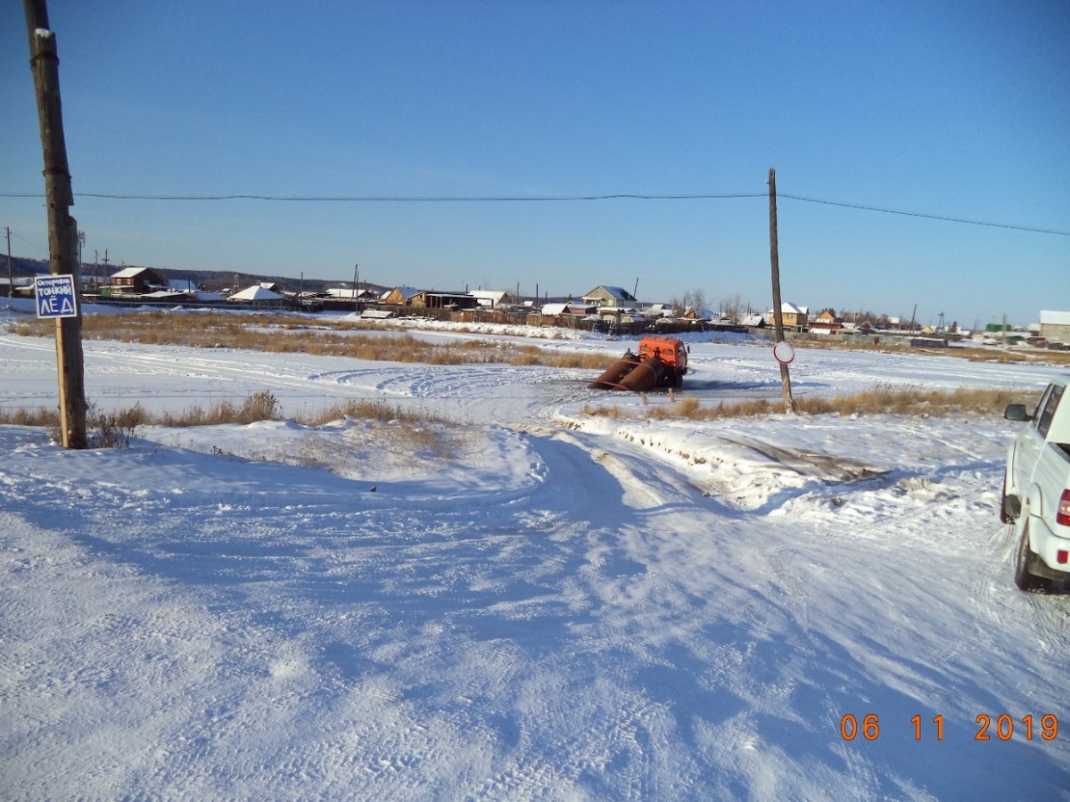 Фотофакт: В Мархе провалилась под лед фекалка