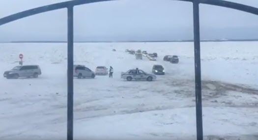 Видеофакт: На несанкционированной переправе сбили сотрудника ГИБДД