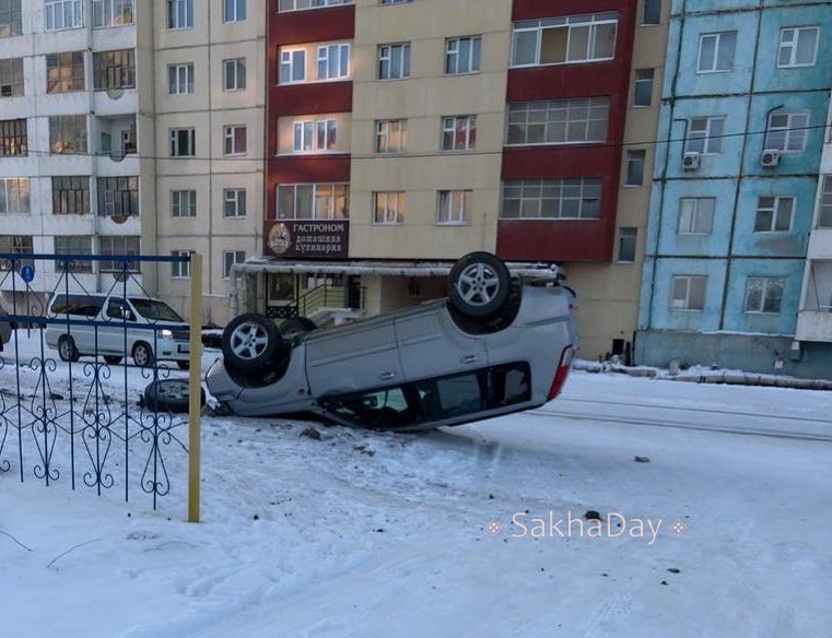 Фотофакт: "Перевертыш" на новой дороге в 202 мкрн Якутска