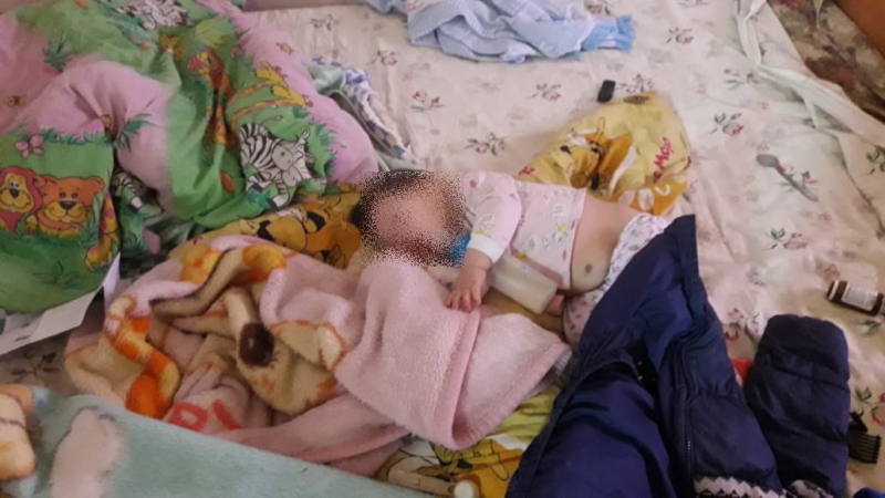 Брошенные дети. Два дня семилетняя девочка пыталась накормить маленьких братьев (видео)