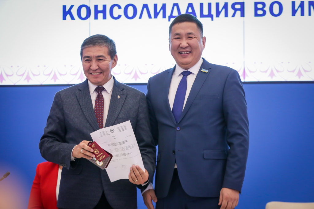 Анатолий Кырджагасов удостоен звания «Отличник гражданских инициатив Якутии»