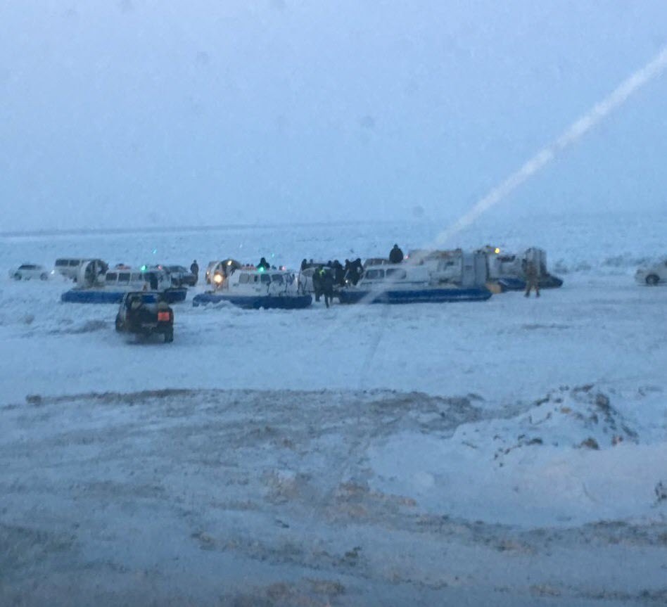 Фотофакт: В Нижнем Бестяхе "Ирбисы" перегородили автомобилям выезд на берег