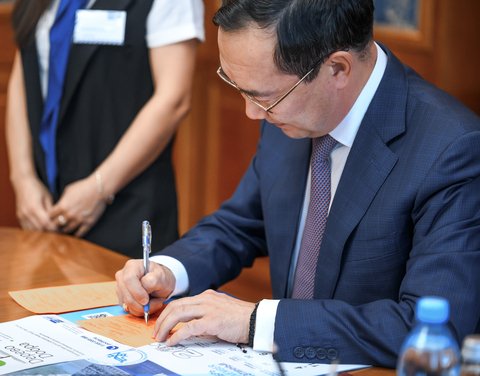 Айсен Николаев присоединился к благотворительной акции Почты России «Дерево добра»