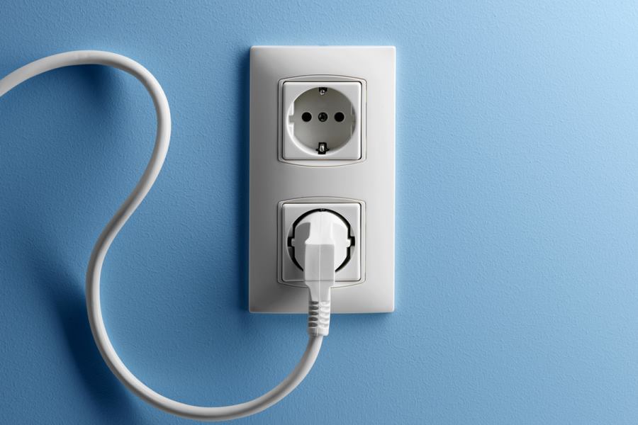 Школьница из Якутии погибла, заряжая телефон