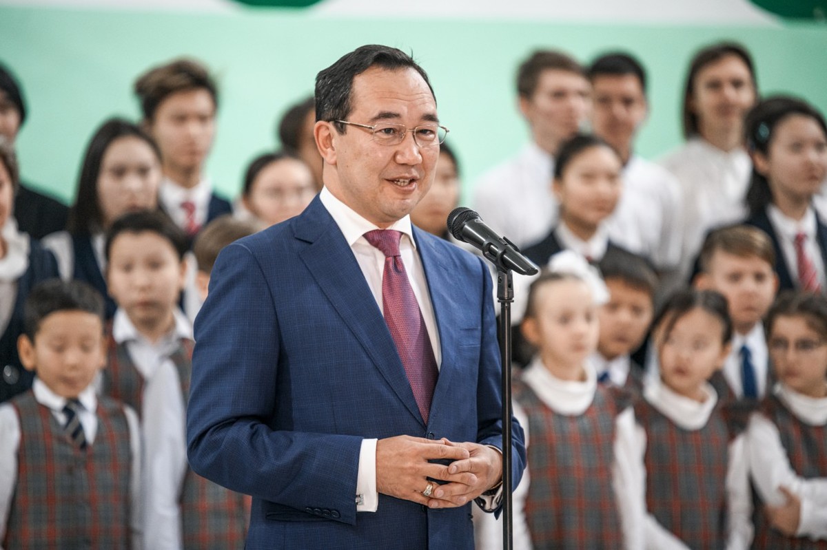 Айсен Николаев вместе с учащимися СОШ №5 исполнил Гимн России