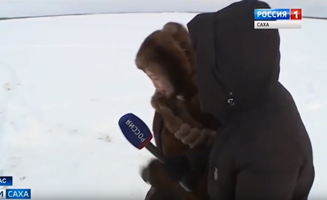 Видеофакт: На переправе женщина ударила по руке журналиста