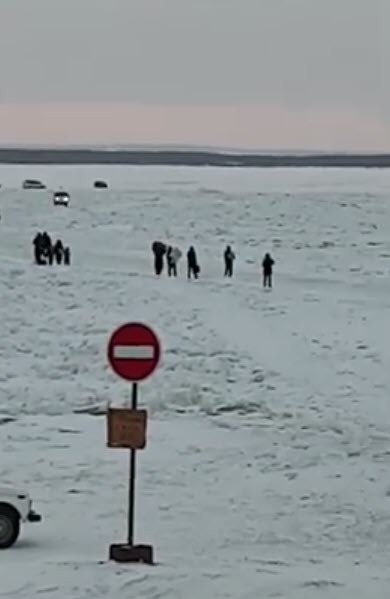Видеофакт: На нелегальной  переправе таксисты высаживают пассажиров, не доезжая до поста ГИБДД