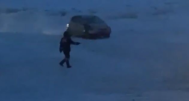 "Он как беспомощный котенок". Инспектор ГИБДД не может остановить выезд  автомашин на реке Лена