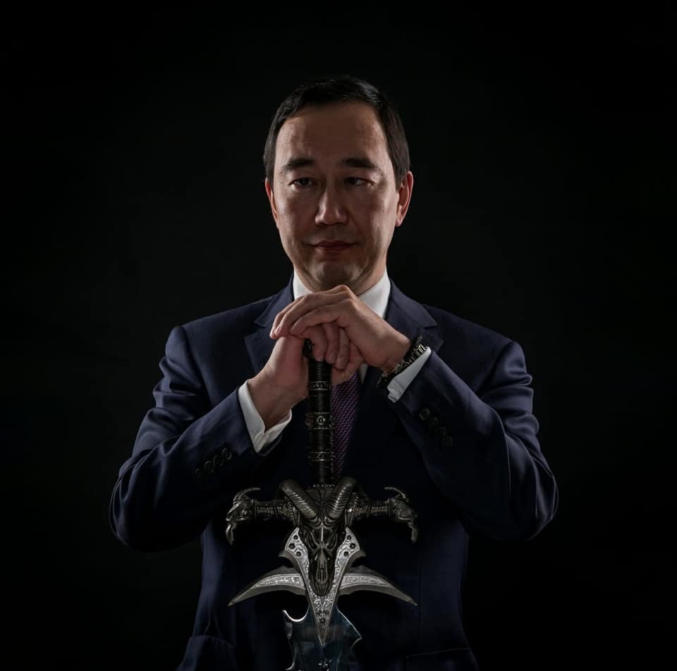 Айсен Николаев сфотографировался с мечом "Ледяная скорбь" из игры Warcraft