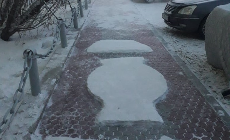 В Якутске дворник креативно расчищает тротуары от снега