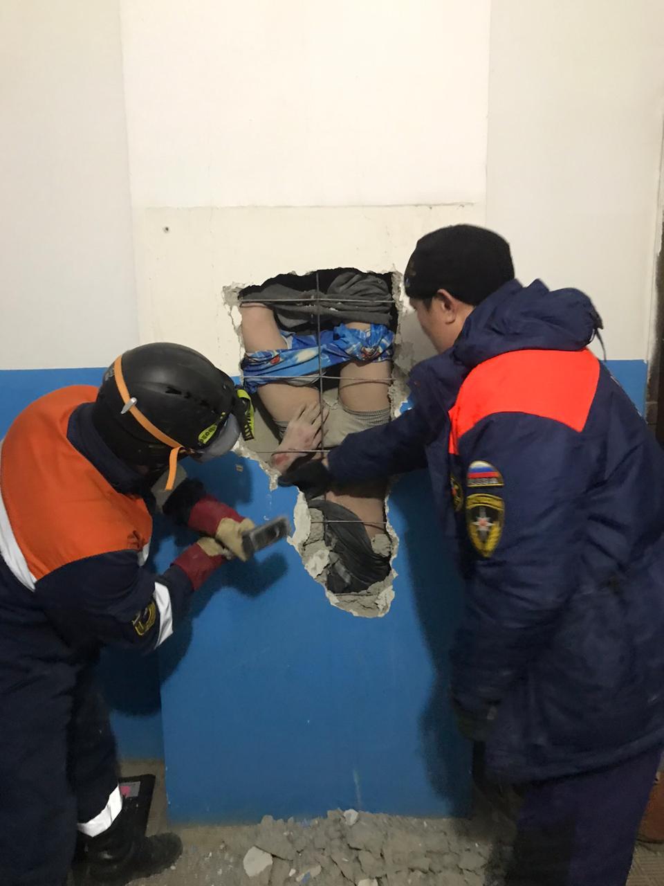 В Якутске мужчина, спасая валенки,  провалился в вентиляционную шахту и пролетел с 10 этажа до первого (видео)