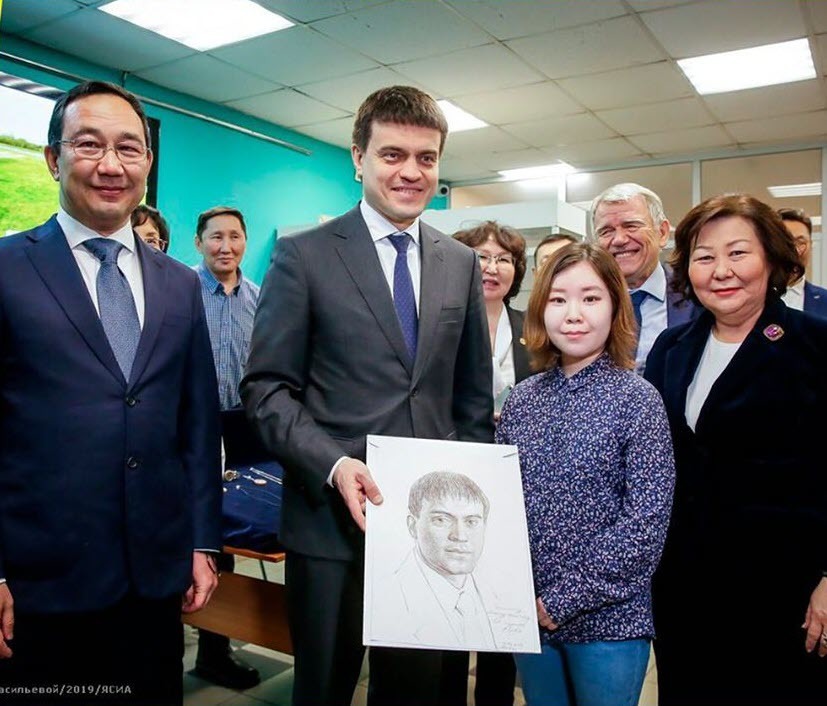 Фотофакт: Якутская студентка подарила министру его портрет