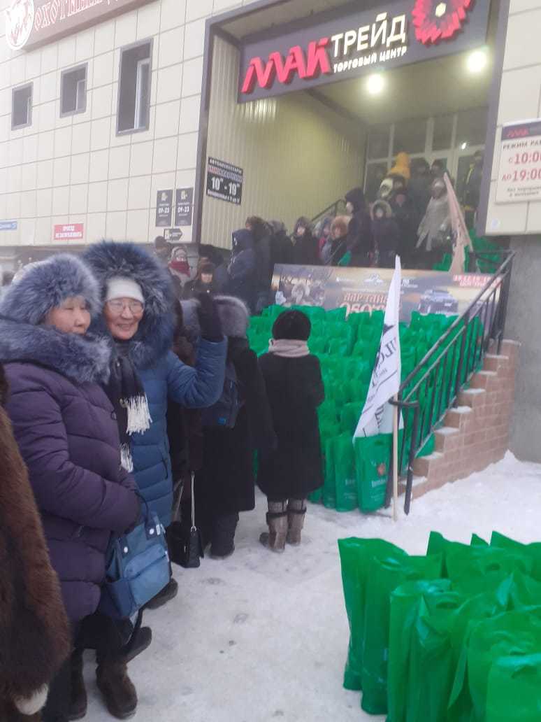 Фотофакт: В Якутске пришедшим на акцию женщинам раздали 40 мешков карасей