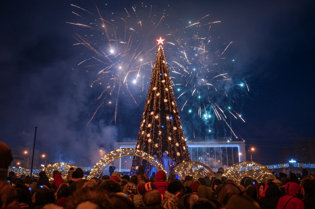 В Якутии зажгли самую первую новогоднюю ёлку страны