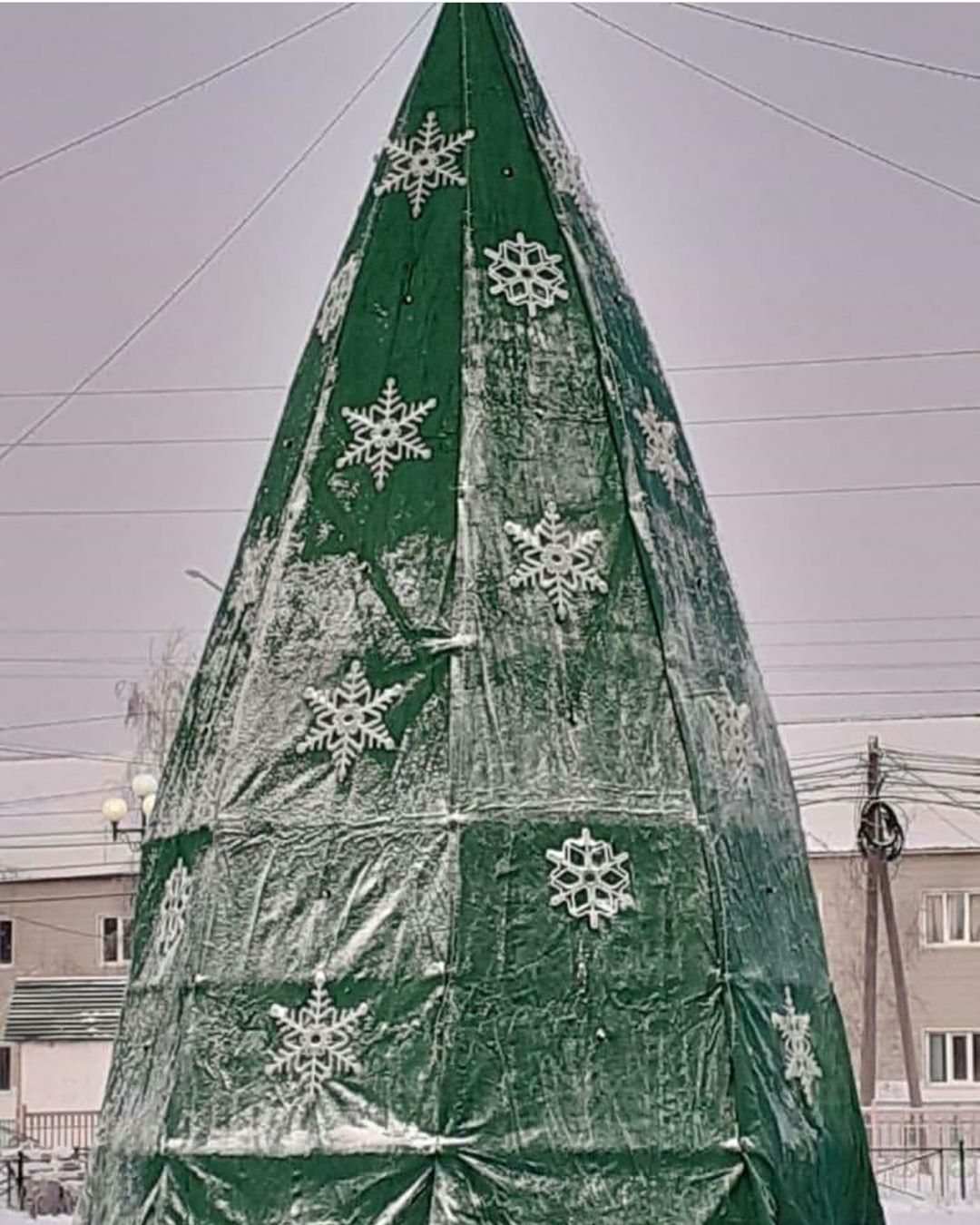 Фотофакт: Главная новогодняя елка в селе Борогонцы удивила якутян