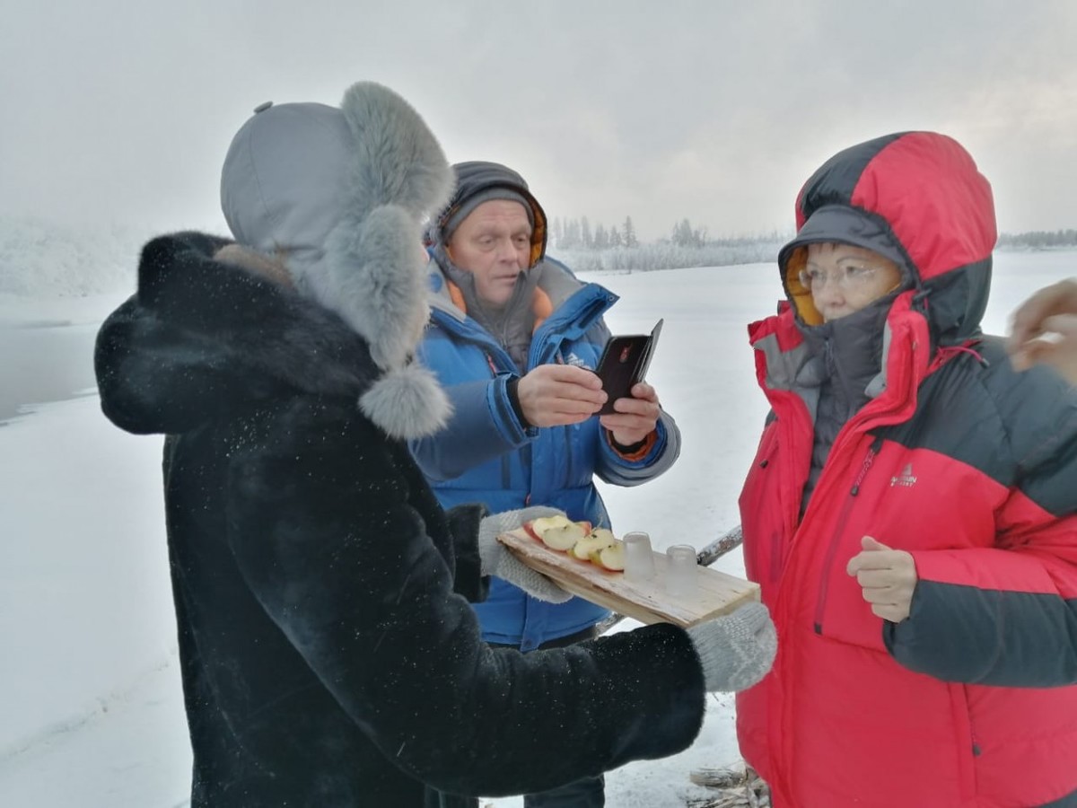 Видеофакт: Семейная пара из Германии искупалась на Индигирке при -50 С