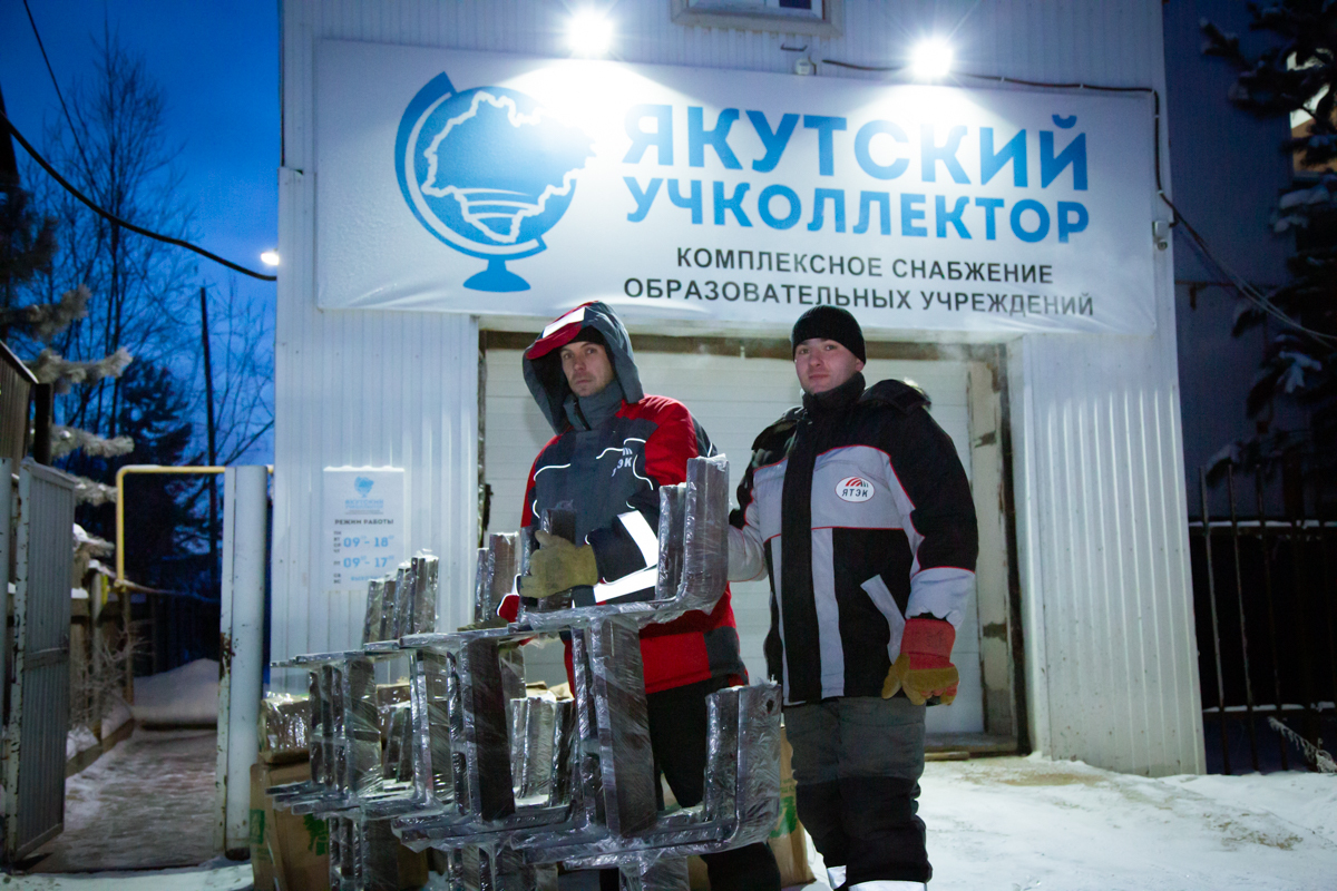 Компания «ЯТЭК» доставляет важный груз для школы в поселок Кысыл-Сыр