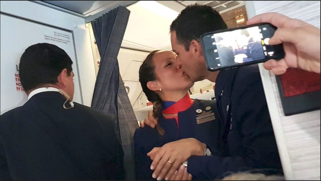 Чмокнуться на борту самолёта