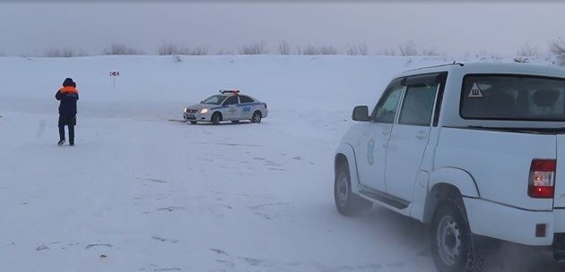 На ледовой переправе микроавтобус  провалился  в  наледь