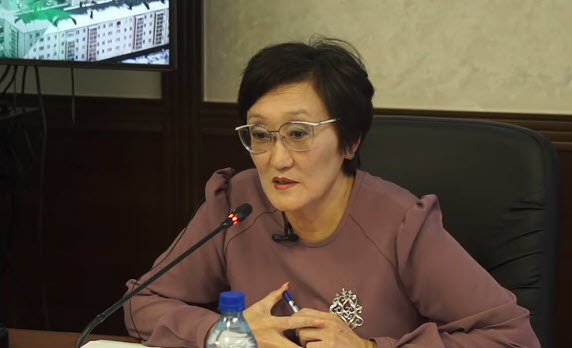 "В Госдуму выдвигаться не собираюсь. В какую-либо партию вступать не планирую", - мэр Якутска