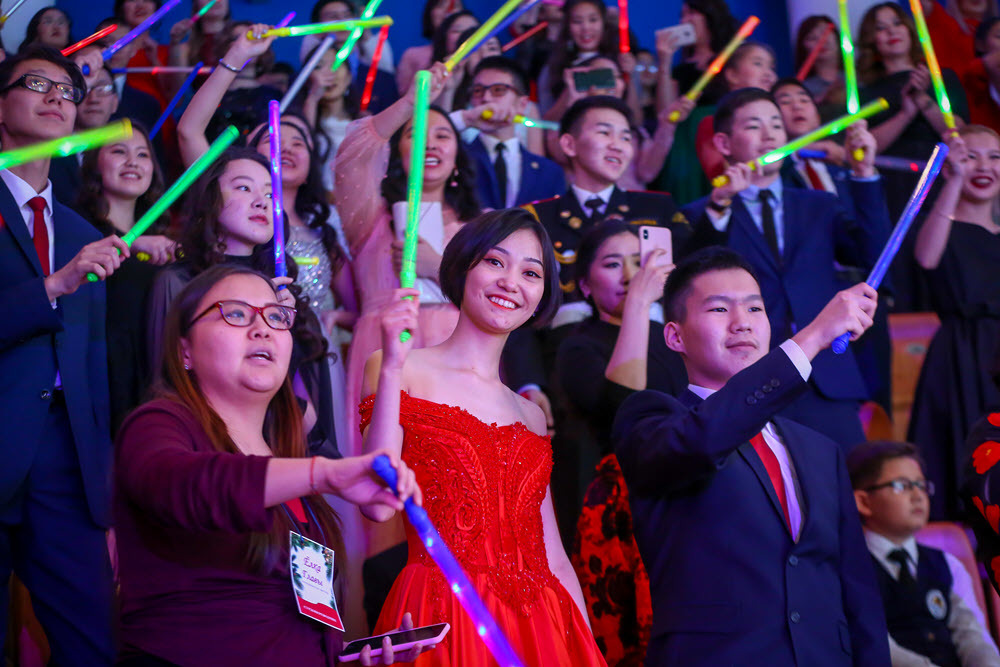 Елка главы Якутии встречает школьников