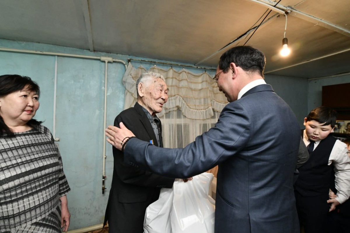 Глава Якутии в Оленекском улусе навестил ветерана тыла и труда Николая Николаева