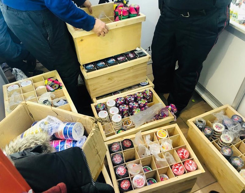 Фотофакт: В Якутске изъяли 2000 баночек со снюсом