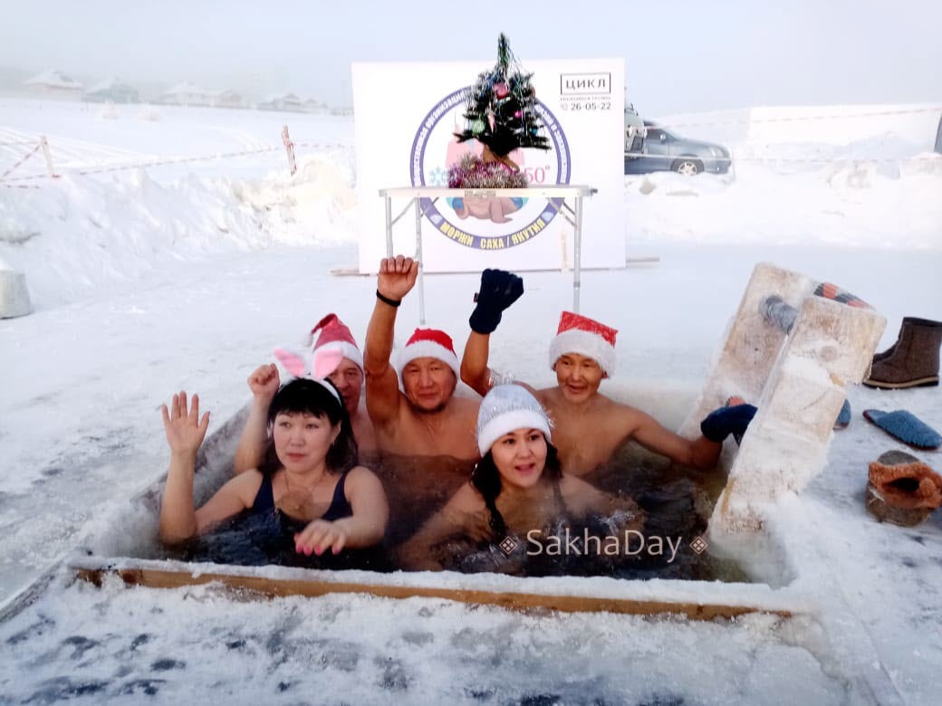 Фотофакт : Якутские моржи искупались в проруби при температуре - 48 градусов