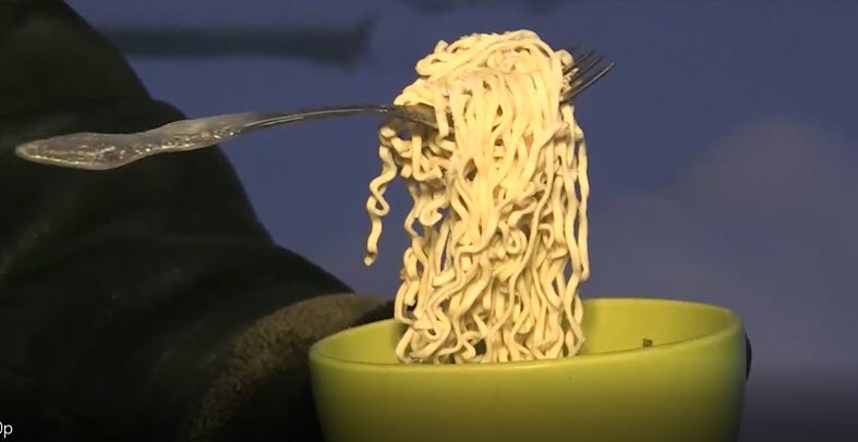 Якутяне устроили челлендж. Они замораживают лапшу при -50 градусах