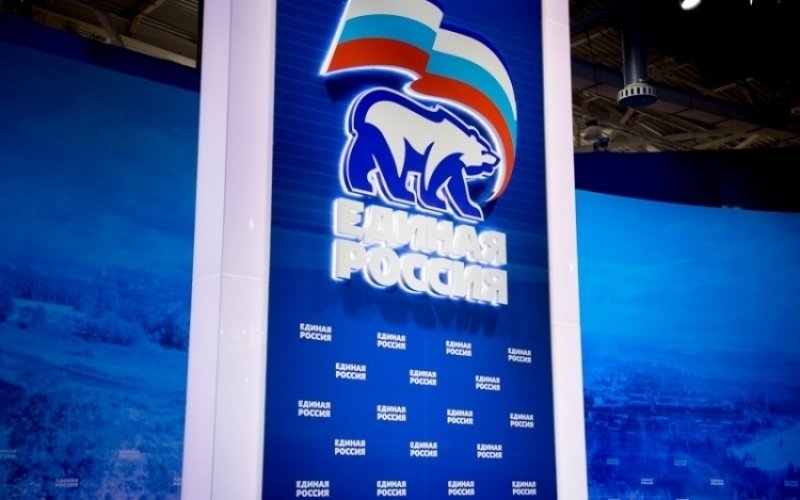 "ЕР" приостановила членство директора школы в Нюрбинском районе, угнавшего машину и врезавшегося в забор