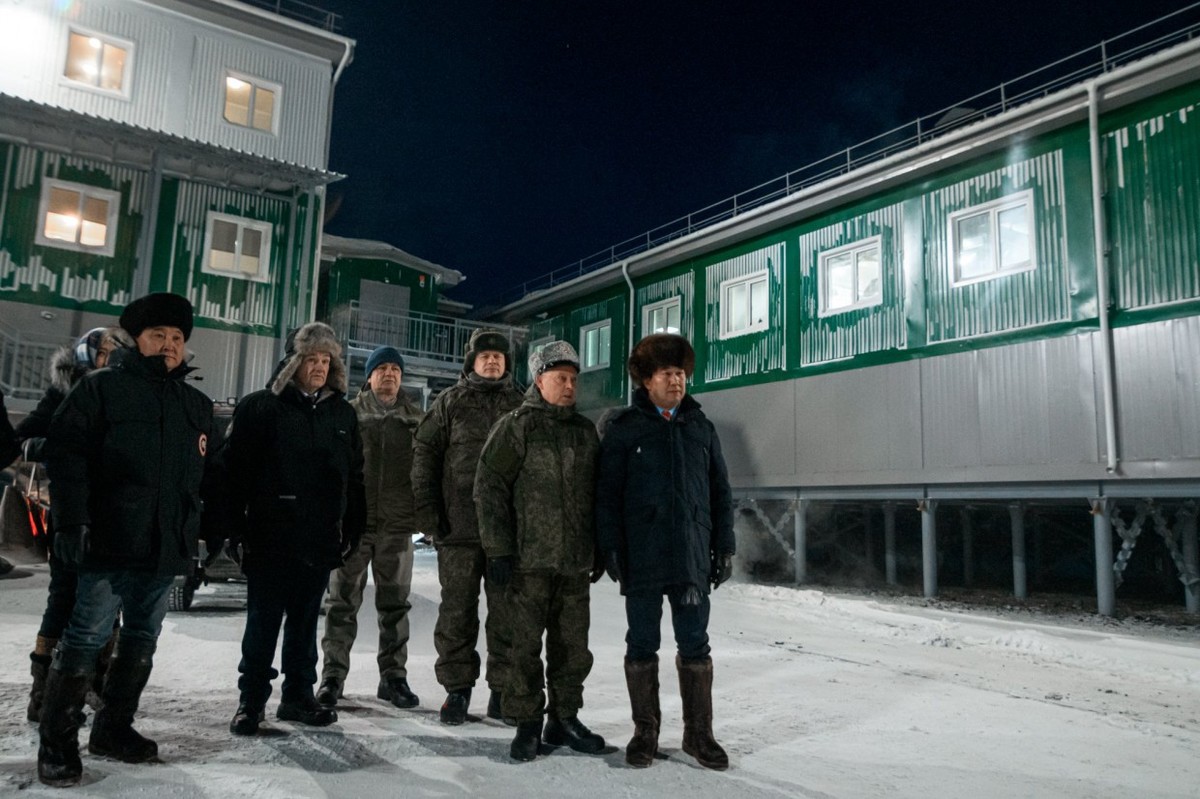 Айсен Николаев посетил новый военный городок в Тикси