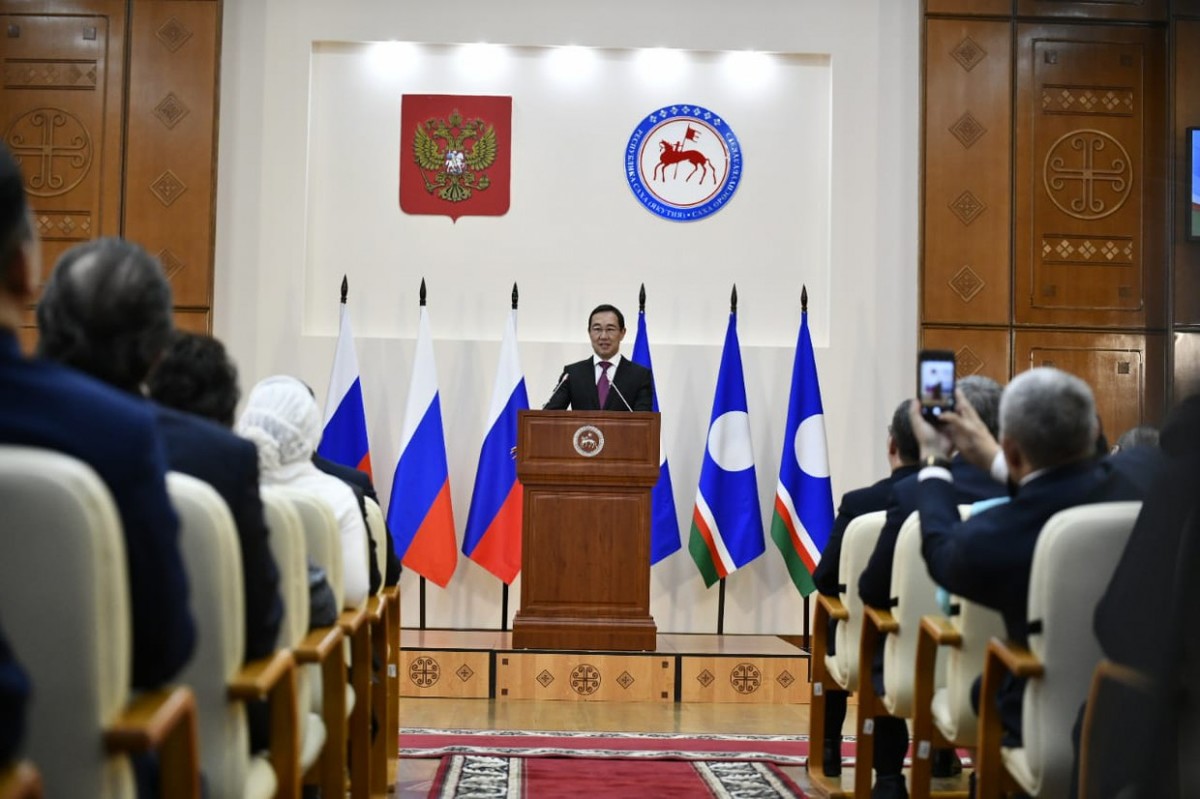 Глава Якутии поручил внести предложения по сокращению численности чиновников на 30%