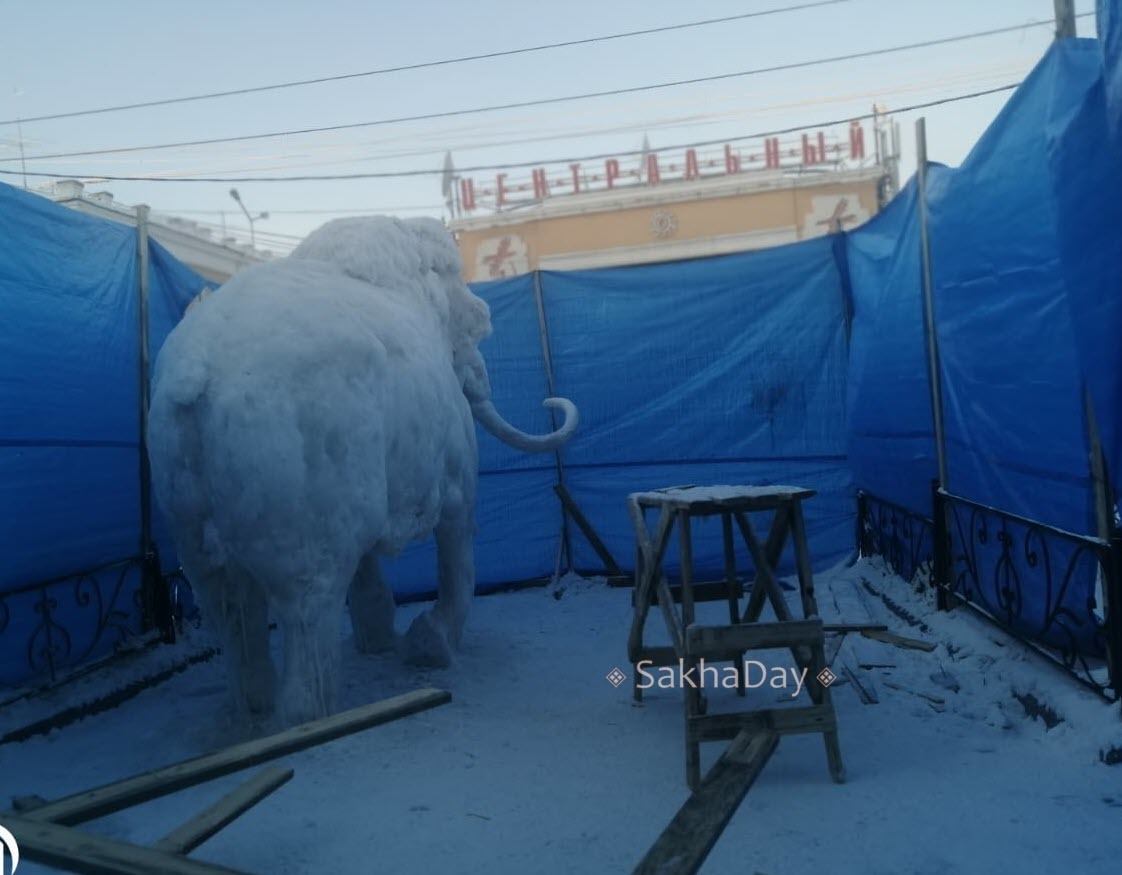 Фотофакт: Около мэрии появится  мамонт из снега