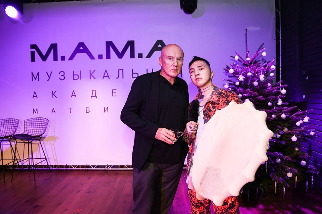 Китжа  обнаружил в студии Игоря Матвиенко якутский бубен