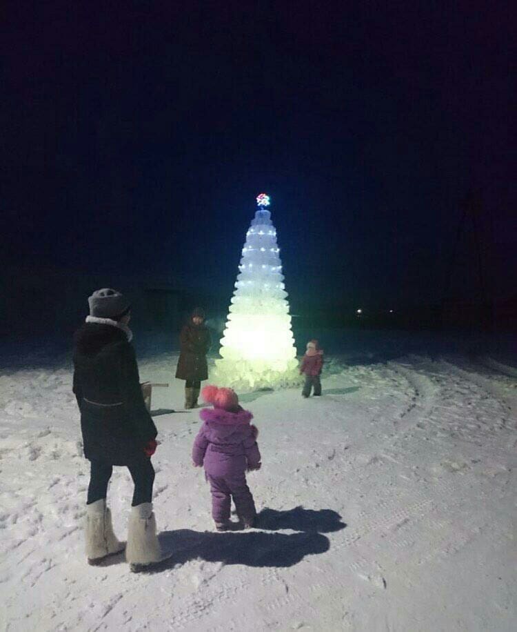 Фотофакт: В селе Троицк сделали оригинальную и необычную ёлку изо льда