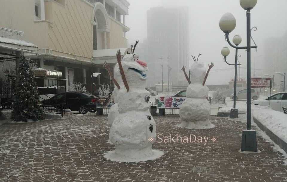 Видеофакт: Веселые снеговики из мультфильма у кинотеатра "Лена"