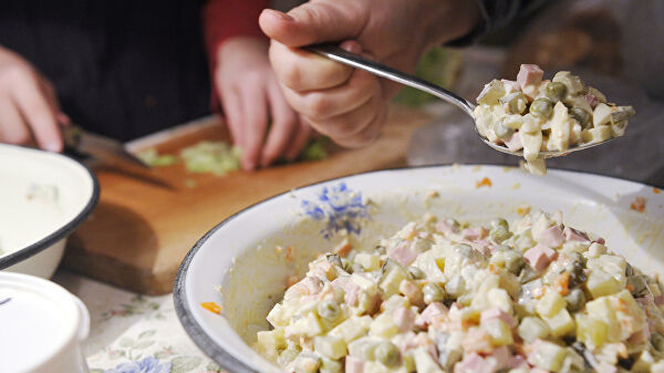 Россиян предупредили об опасности отравления новогодними салатами