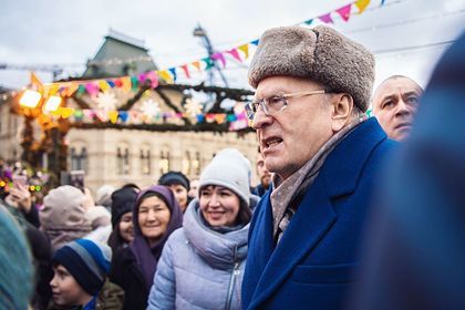 Жириновский раздал деньги на Красной площади со словами «крепостные, холопы»