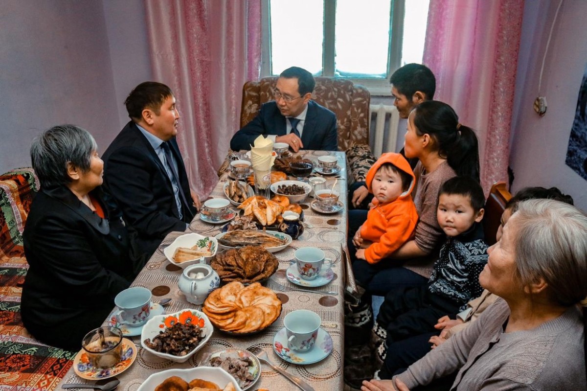 Айсен Николаев встретился с семьей потомственных оленеводов