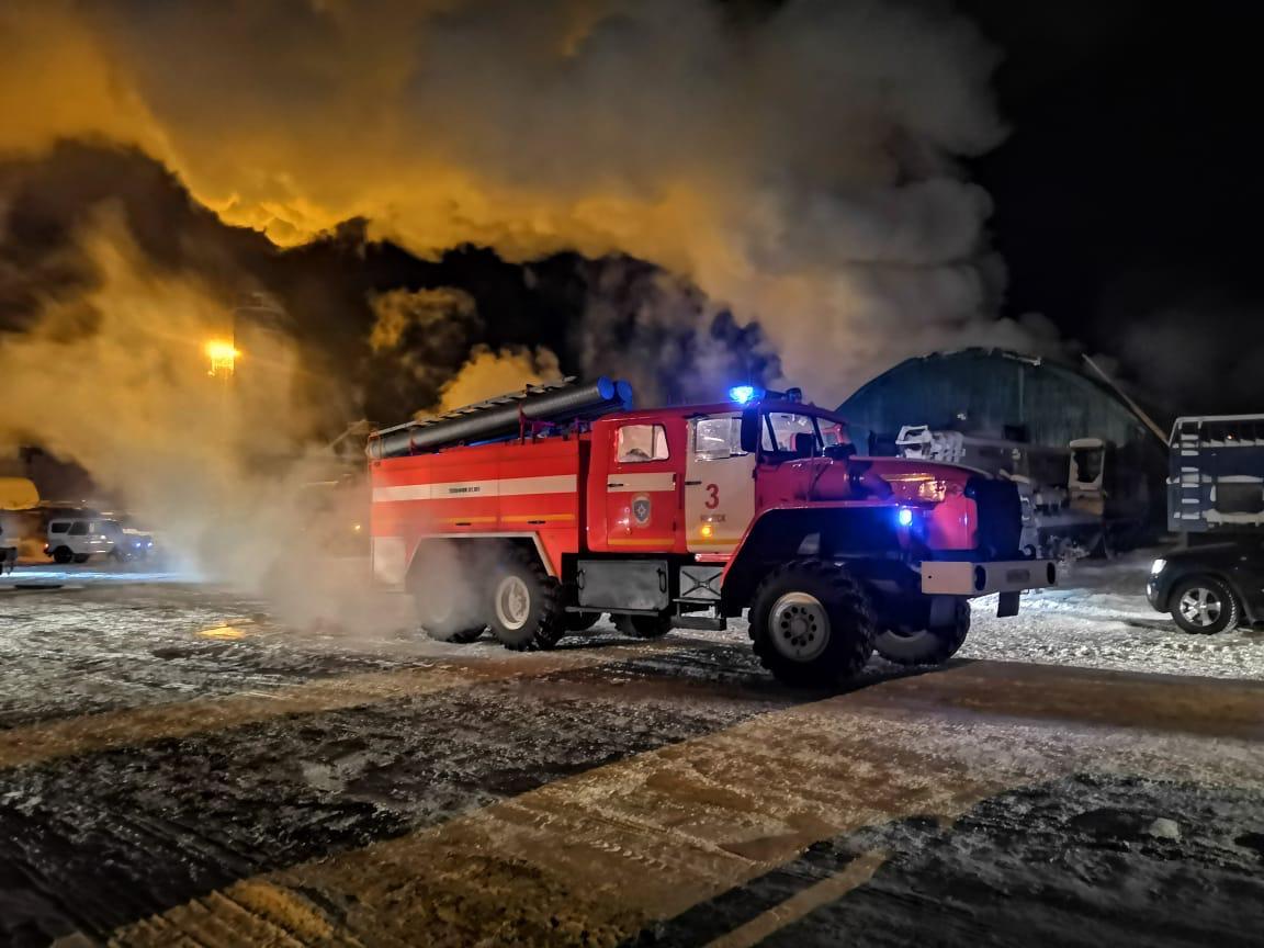Видеофакт: В Якутске продолжается  тушение пожара на мусорном  полигоне