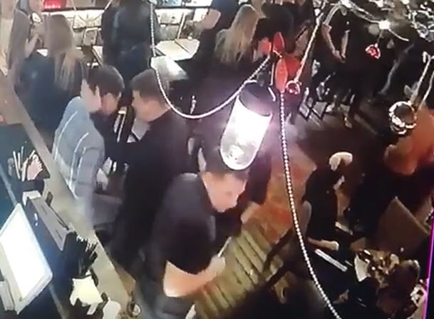 Видеофакт: В Якутске в рестобаре "Крыша" избит посетитель