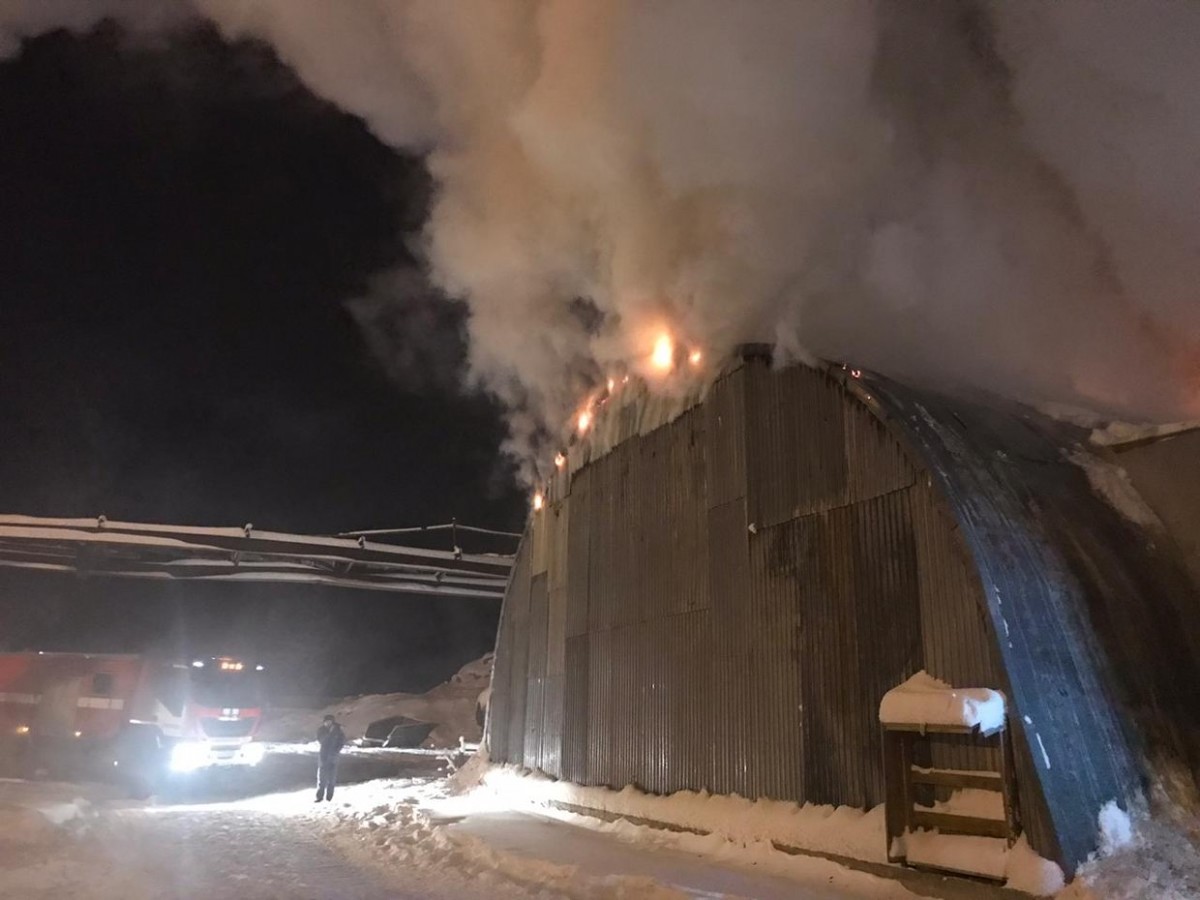 Видеофакт: В Якутске загорелся арочный гараж по Маганскому тракту