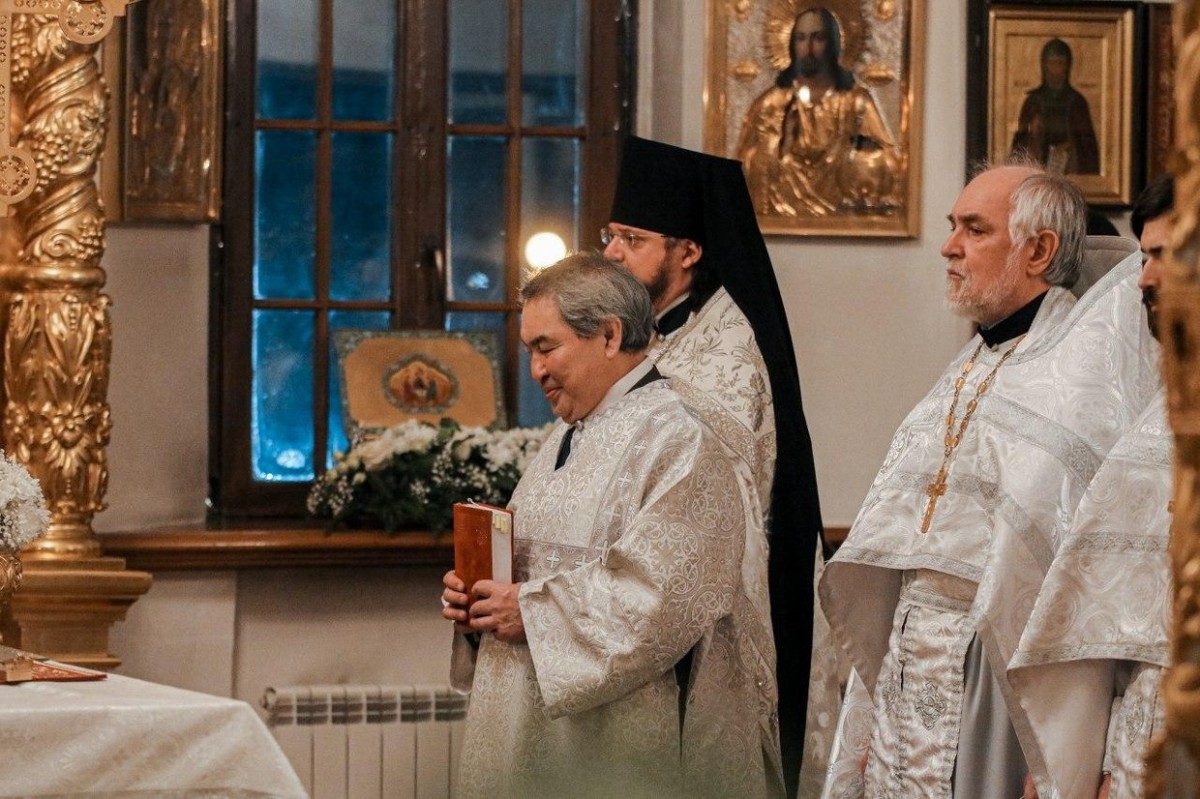 Фотофакт: На Рождественском богослужении экс-министр Якутии зачитал Евангелие