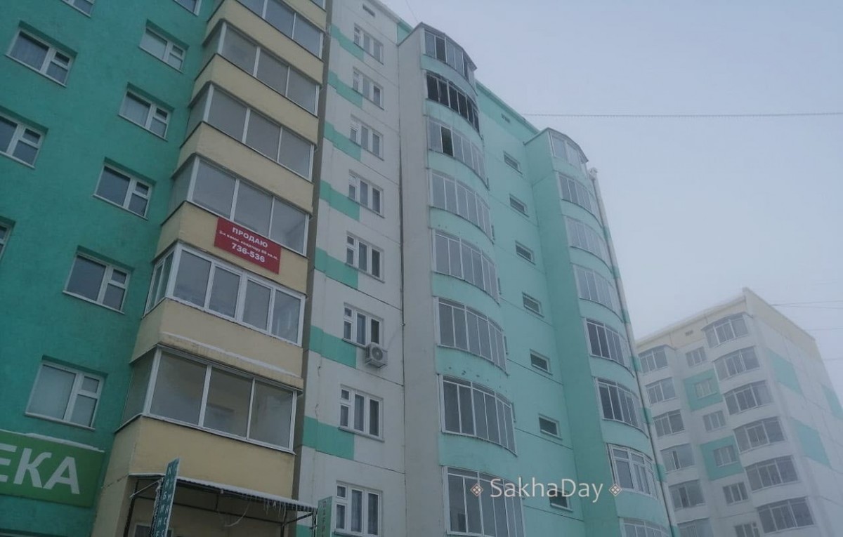 Видеофакт: В Якутске в первые часы нового года произошел пожар на балконе многоэтажки